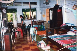 Đây là hình ảnh của trại trẻ mồ côi Truyền Tin trong lần đầu tiên chúng tôi đến 
thăm. Đây là căn phòng chính.