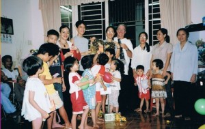 Mỗi thành viên trong gia đình chúng tôi tặng quà cho trẻ em tại trại trẻ mồ côi Truyền Tin vào năm 2003.