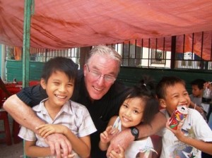 Ken cùng các em bé mồ côi trong dịp kỉ niệm 15 năm của trại trẻ mồ côi Truyền Tin (tháng 3 năm 2010)