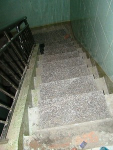修理の前の階段。
